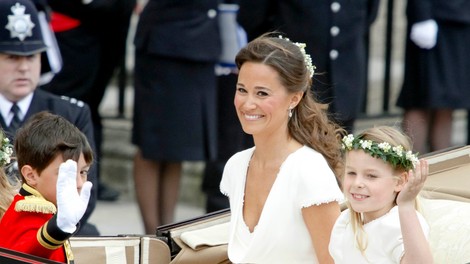 Pippa Middleton kot svatinja na poroki v Italiji v živo rdeči obleki zasenčila vse ostale goste (Bi jo oblekli sami za takšno priložnost?)