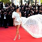 Kendall Jenner na rdeči preprogi v Cannesu podira modne zapovedi