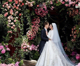 Miranda Kerr končno objavila fotografije svoje poročne obleke