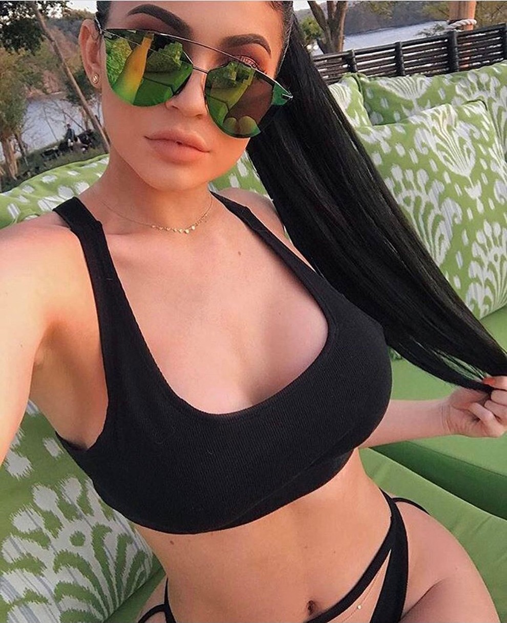 Kylie Jenner Poglejte še: Najlepše poročne obleke na svetu (za leto 2018) TUKAJ -> http://bit.ly/2v2aTsu