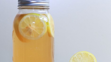 Pripravite si TA preprost napitek, ki bo pomagal rehidrirati vaše telo!