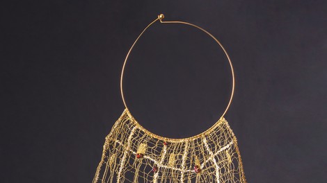 Navdušil nas je čudovit nakit z jantarjevimi perlami iz Baltiškega morja