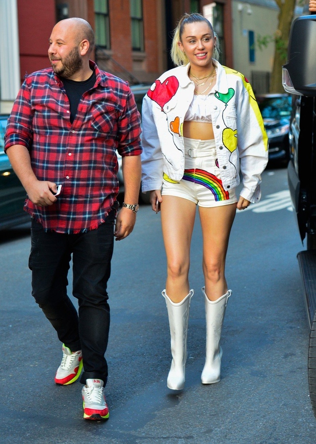Miley Cyrus jih nosi v svojem značilnem slogu.