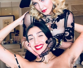 Madonna je s hčerko Lourdes objavila novoletno instagram fotografijo, ki je na spletu sprožila pestro debato