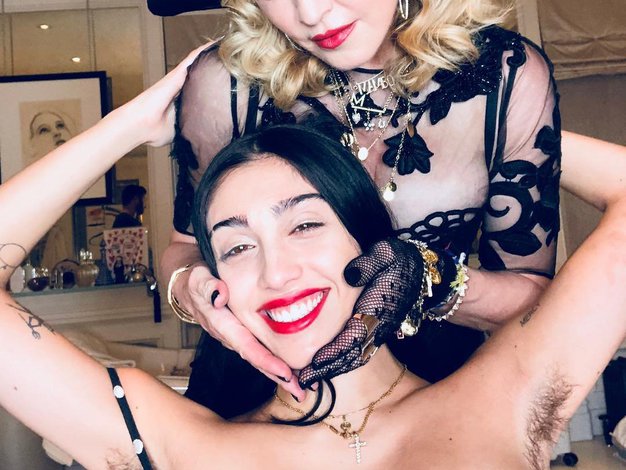 Madonna je s hčerko Lourdes objavila novoletno instagram fotografijo, ki je na spletu sprožila pestro debato - Foto: Profimedia
