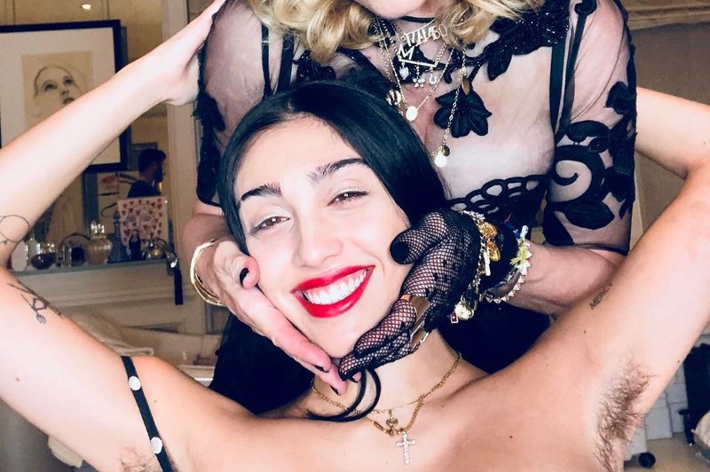 Madonna je s hčerko Lourdes objavila novoletno instagram fotografijo, ki je na spletu sprožila pestro debato (foto: Profimedia)