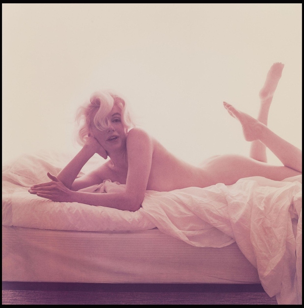 Marilyn, popolnoma sproščena v postelji, in ...