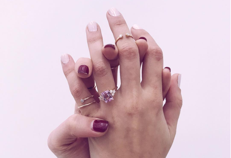 Že veste, kaj zvezdnice sporočajo s prstanom na mezincu? (+kje se ga kupi) (foto: Instagram ShiffonCo)