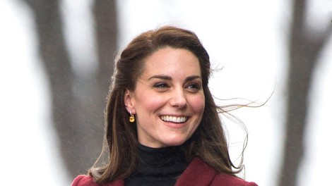 Ste opazili, da Kate Middleton nikoli ne sleče plašča v javnosti? TO je odgovor, zakaj!