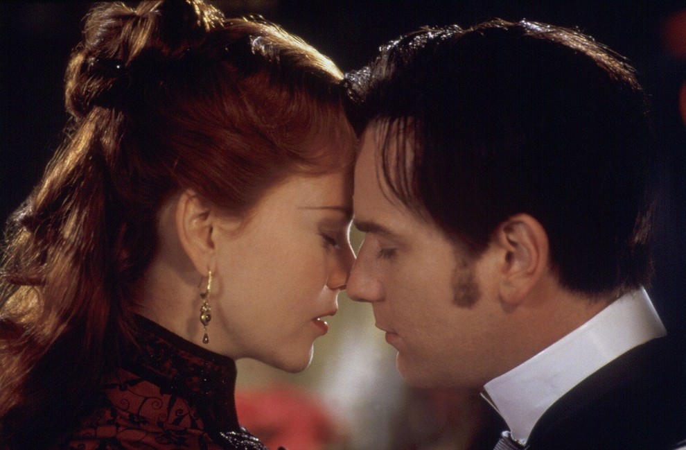 11. Moulin Rouge Film iz leta 2001, v katerem igrata tudi Nicole Kidman in Ewan McGregor.