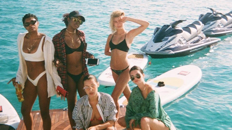 FOTO: Bella Hadid in Kendall Jenner na rajskih počitnicah nista imeli zavor!