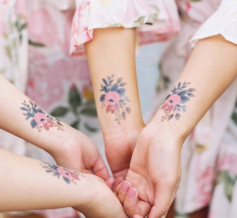 Odišavljeni začasni tatuji so najbolj priljubljen lepotni trend ta hip! (foto: Instagram.com / Tattly)