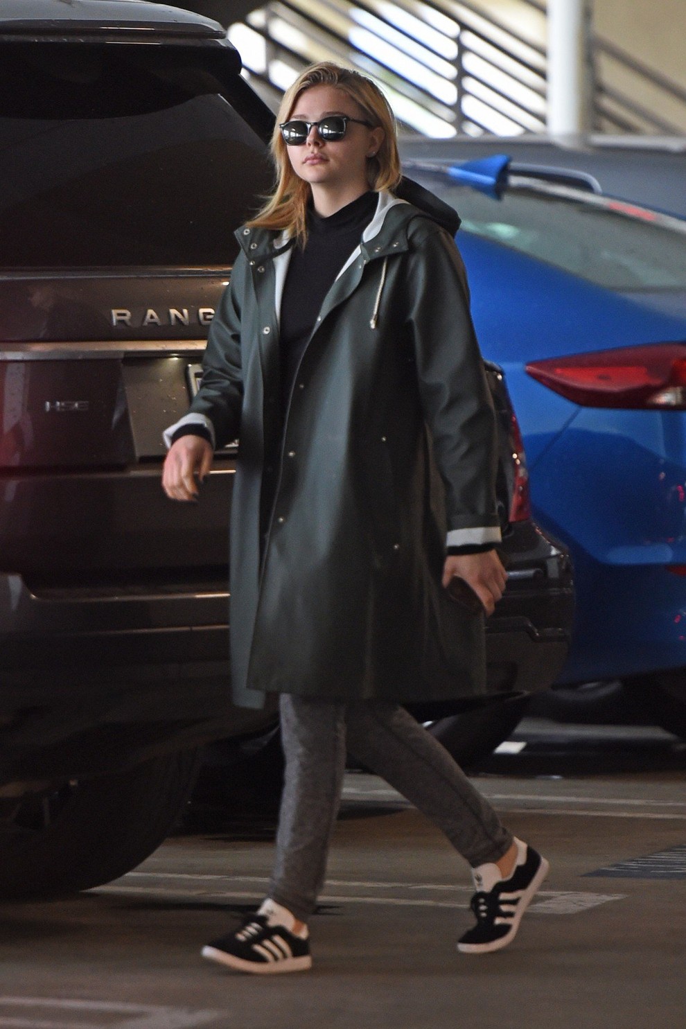 Za sproščen outfit se je odločila igralka Chloë Grace Moretz, ki je dežni plašč kombinirala s supergami znamke Adidas.