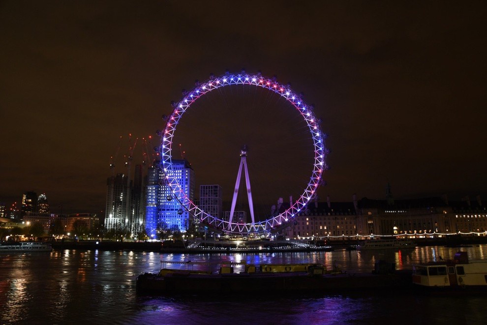 ... z modro barvo londonske znamenitosti 'The London eye.