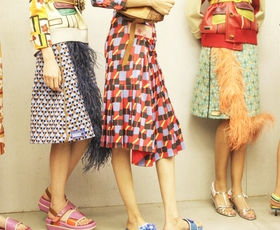 4 modni trendi, na katere prisegajo pri Pradi (+ lotite se jih tudi vi!)