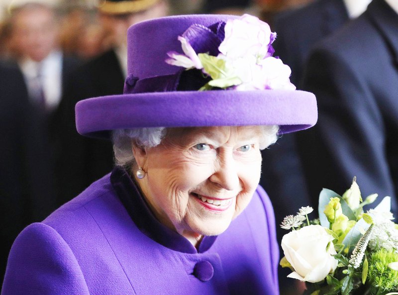 Že poznate razlog, da kraljica Elizabeta II VEDNO nosi žive barve? (foto: Profimedia)