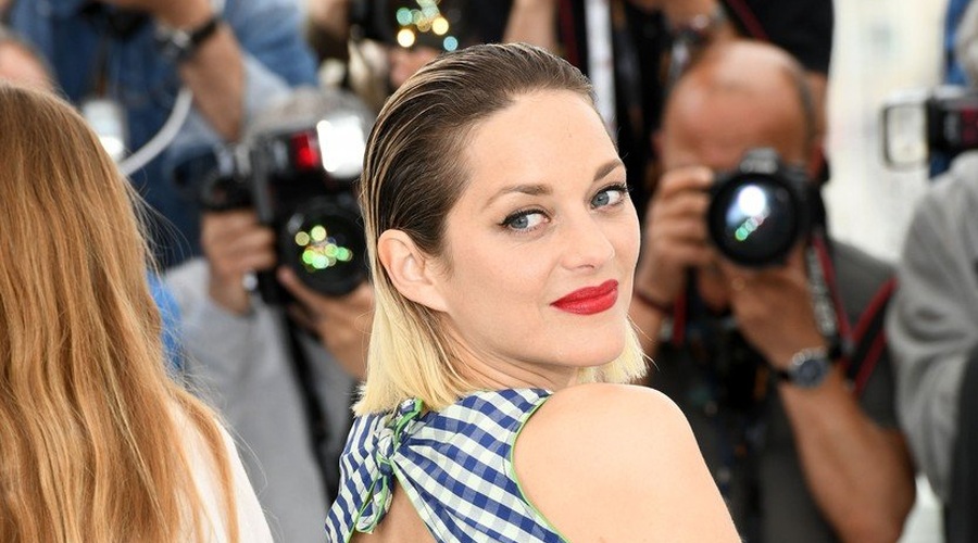 Modna inspiracija: Poglejte, kako je plisirano krilo nosila Marion Cotillard! (foto: Profimedia)