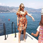 Beyonce je na spletu objavila tudi fotografijo v oranžni kreaciji in sproščeno fotografijo ... (foto: Profimedia)