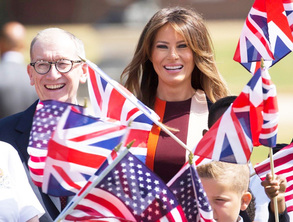 Zakonca Trump sta se v teh dneh mudila v Združenem kraljestvu, Melania pa je ponovno navdušila s ...