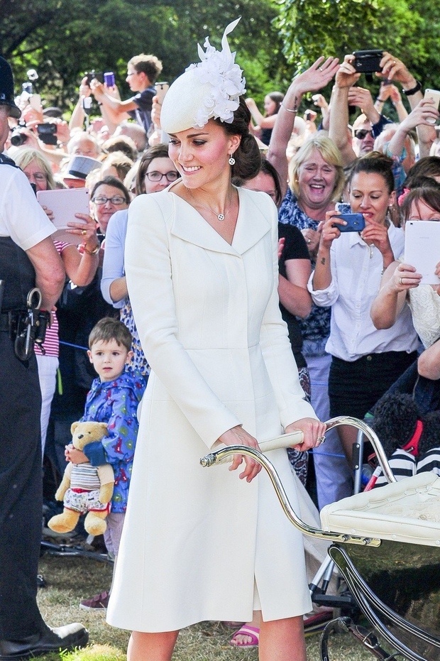 Kate Middleton je obleko modne hiše Alexander McQueen prvič nosila na krstu princese Charlotte, nato pa ...