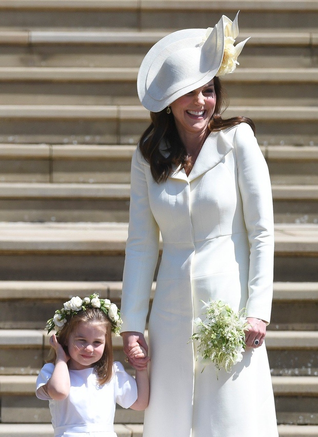 ... na poroko Meghan Markle in Princa Harryja, le da je imela ta obleka za razliko od prejšnjih treh na …
