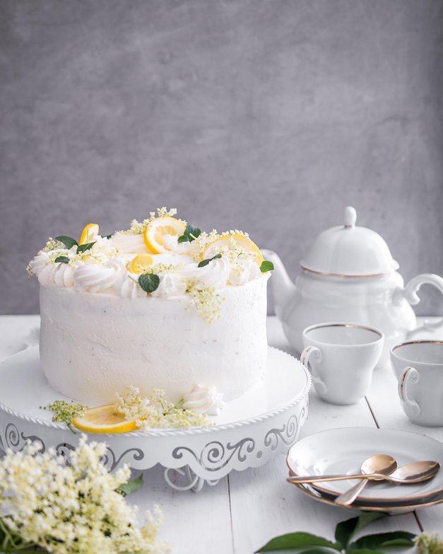 RECEPT: Božanska bezgova tortica (poročna torta princa Harryja in Meghan Markle) (foto: Instagram.com/midvakuhava_tjasa)