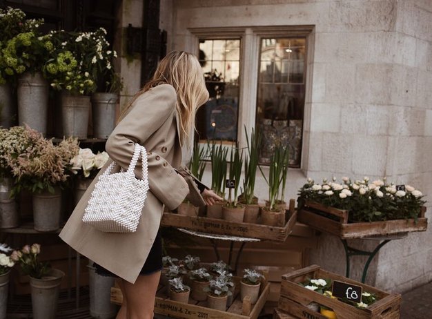 TO je torbica, ki bo vašemu jesenskemu stajlingu dodala kanček prestiža! - Foto: Instagram/@camillecharriere