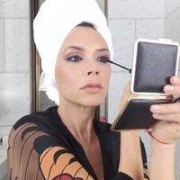 Nekaj, kar so naše mame nosile v 80-ih, je nazaj – ta lepotni trend preprosto želi v vašo makeup torbico