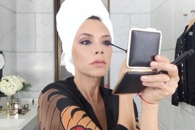 Nekaj, kar so naše mame nosile v 80-ih, je nazaj – ta lepotni trend preprosto želi v vašo makeup torbico