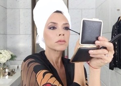 Nekaj, kar so naše mame nosile v 80-ih, je nazaj – ta lepotni trend preprosto želi v vašo makeup torbico