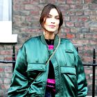 Alexa Chung je na tedenu mode v Londonu navdušila z bomber jakno
