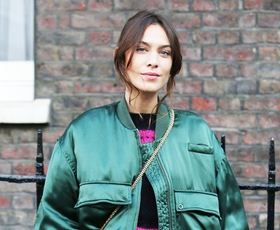 Alexa Chung je na tedenu mode v Londonu navdušila z bomber jakno
