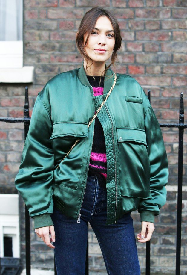 Alexa Chung je na tedenu mode v Londonu navdušila z bomber jakno - Foto: Profimedia