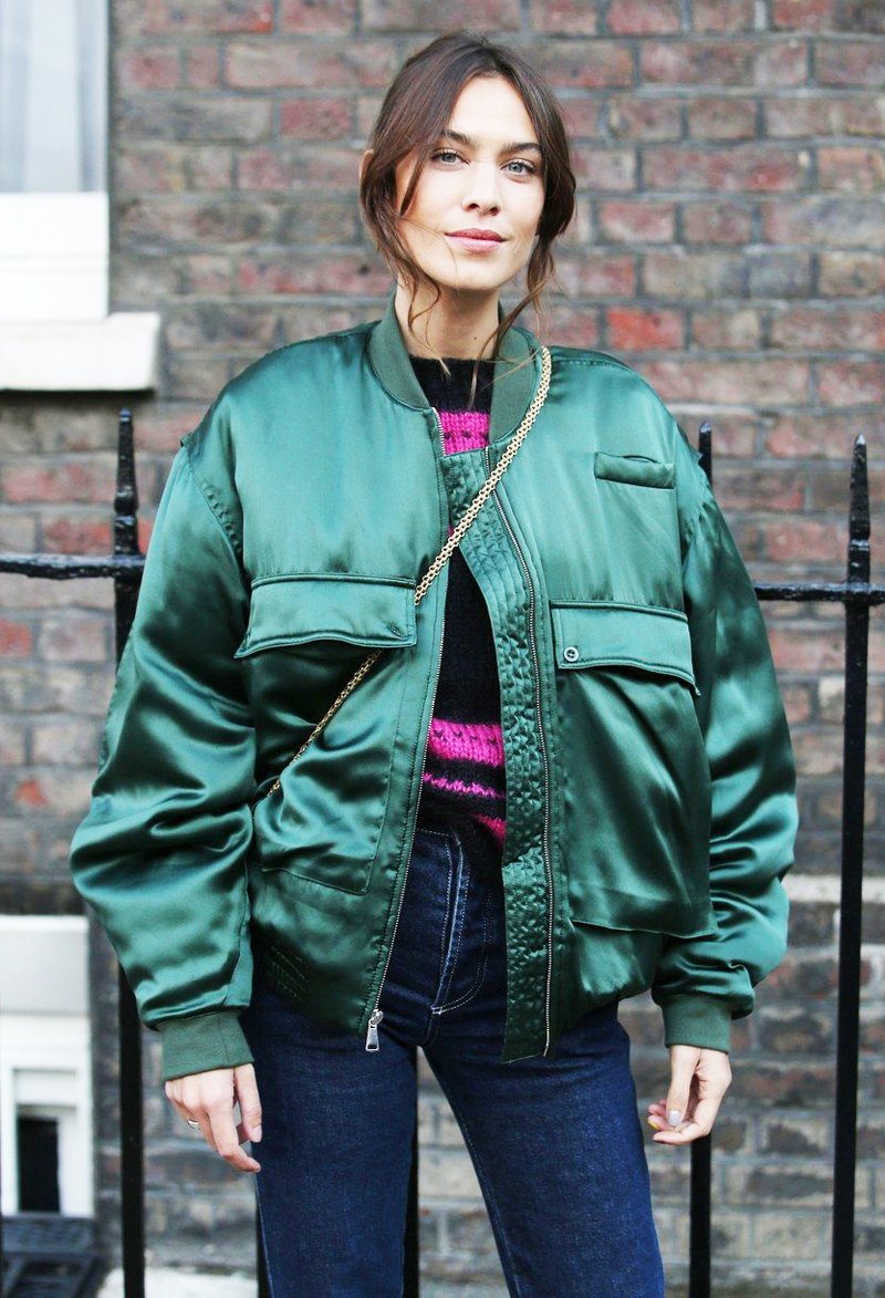 Alexa Chung je na tedenu mode v Londonu navdušila z bomber jakno (foto: Profimedia)