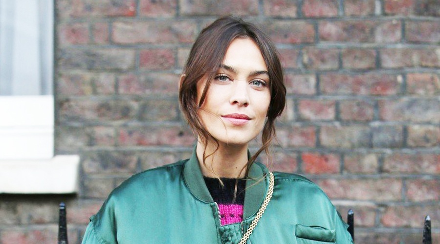 Alexa Chung je na tedenu mode v Londonu navdušila z bomber jakno (foto: Profimedia)