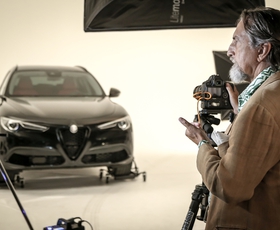 Fotograf Giovanni Gastel upodablja modele Alfa Romeo serije B-Tech