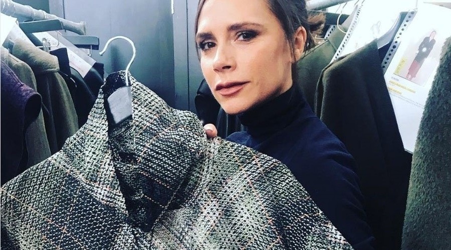 Victoria Beckham je VROČI trend jeseni kombinirala čisto po svoje (in ZMAGALA!) (foto: Profimedia)