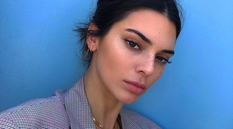 Kendall Jenner je v Parizu nosila TA kostim! (želeli jo boste posnemati) (foto: Profimedia)