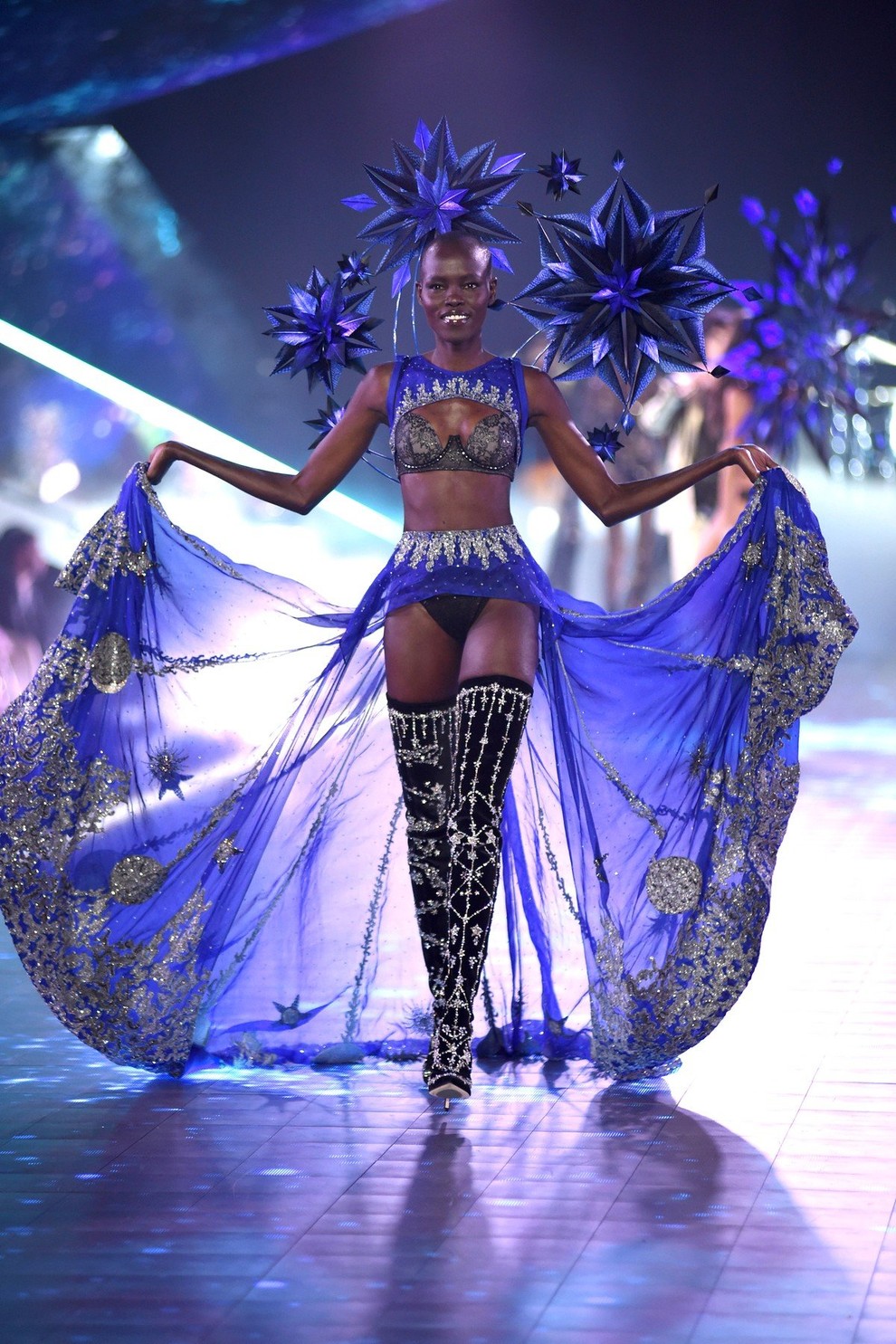Top stajlingi z modne revije Victoria's Secret, ki vam bodo vzeli dih!