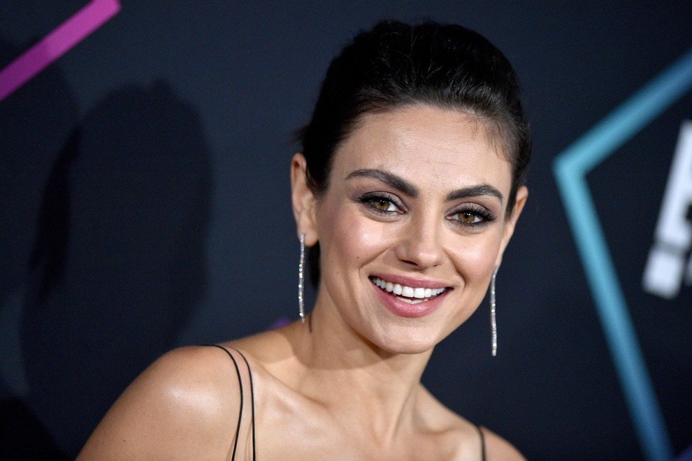 Mila Kunis je znana kot kraljica 'casual' stajlingov, tokrat pa je postregla z jesensko obarvanim.