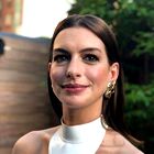 Anne Hathaway čudovita v stajlingu s trendnimi kavbojkami, ki ga boste želeli posnemati