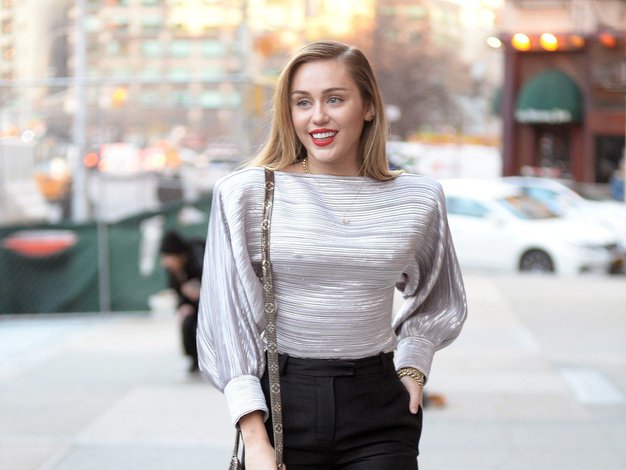 Miley Cyrus je navdih za modno kombiniranje tokrat našla pri Kate Middleton - Foto: Profimedia
