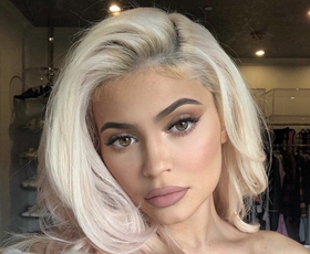 Kylie Jenner je letošnje leto začela z novo nenavadno barvo las!