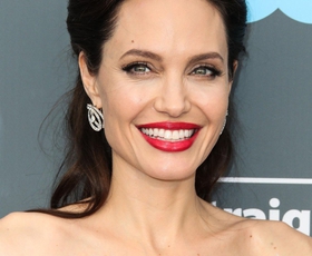 Angelina Jolie nas je navdušila z enostavnim modnim trikom! (osvojite ga tudi vi)