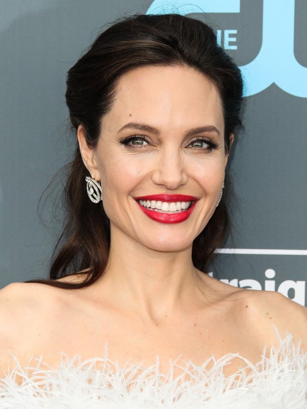 Angelina Jolie nas je navdušila z enostavnim modnim trikom! (osvojite ga tudi vi) - Foto: Profimedia