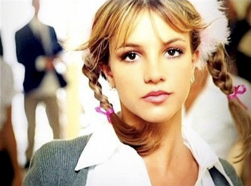 20 let albuma Britney Spears: Se spomnite vseh stajlingov iz videospota ... Baby One More Time? (foto: Videospot Baby One More Time)