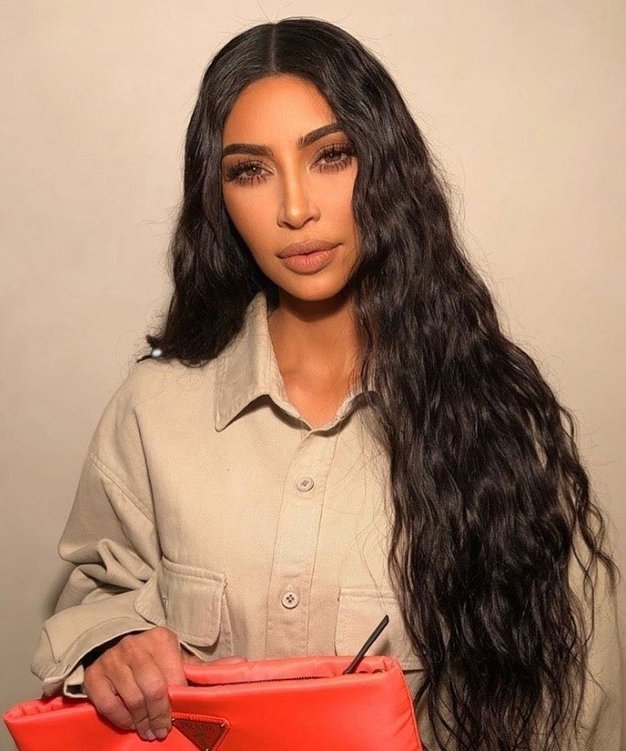 Kim Kardashian nas je presenetila s čisto nepričakovanim modnim kosom! - Foto: Profimedia