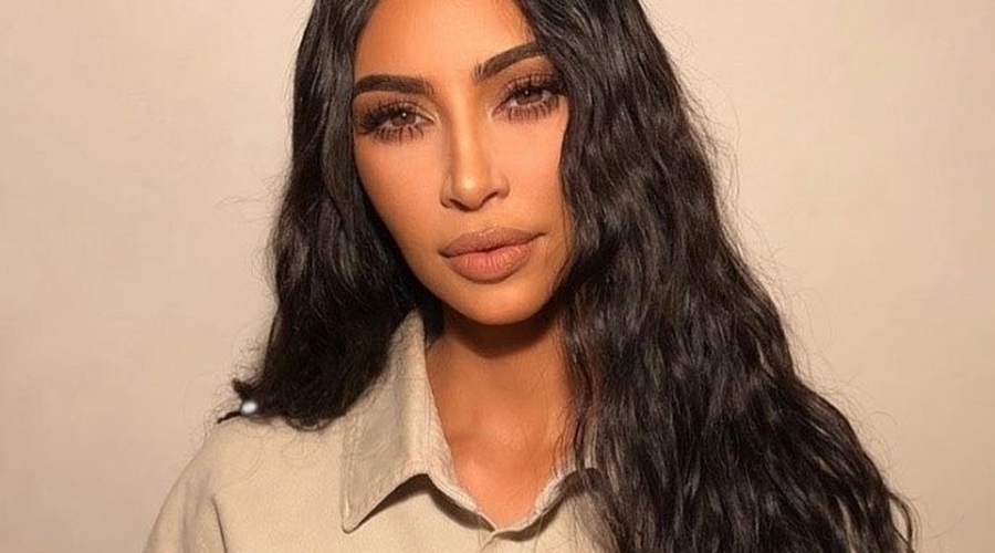 Kim Kardashian nas je presenetila s čisto nepričakovanim modnim kosom! (foto: Profimedia)