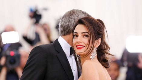 Amal Clooney danes praznuje svoj 44. rojstni dan! Tu so njeni najlepši stajlingi doslej
