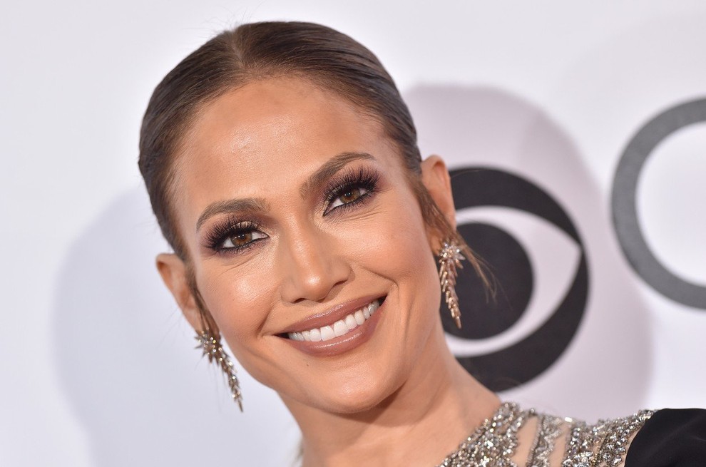 Jennifer Lopez obožuje ta preprost modni kos!